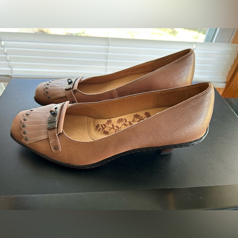 NWOT Sofft Light Brown Leather Fringe Low Heel Pump Sz 9.5N